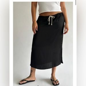 NEW Donni Silky cinch skirt